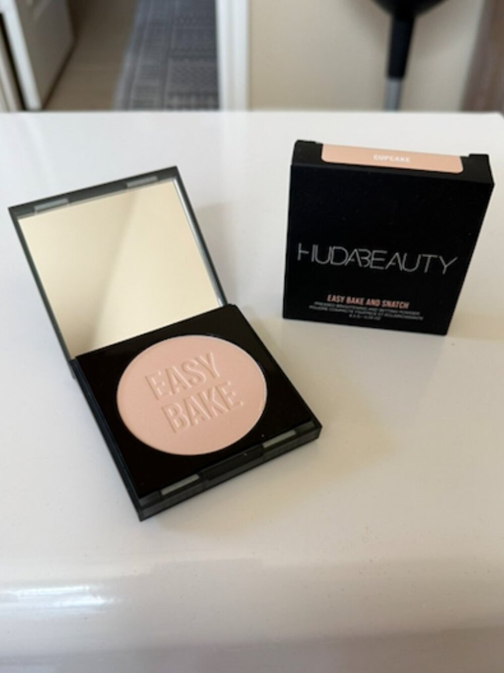 Huda Beauty Easy Bake and Snatch Pressed Powder - Cupcake